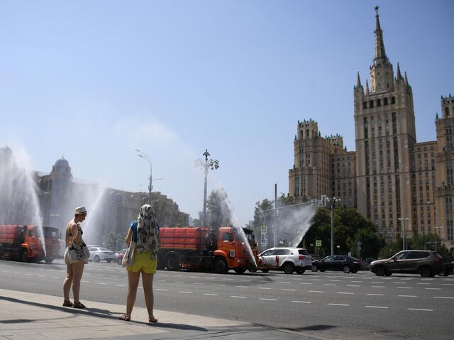 Полив проезжей части дороги в Москве