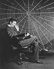 Tesla pod svojom zavojnicom čita knjigu »Teorija prirodne filozofije« Ruđera Boškovića