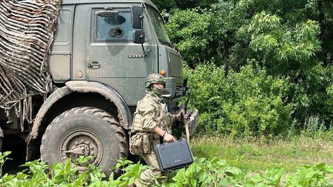 Боец готовится мониторить небо в поисках БПЛА противника