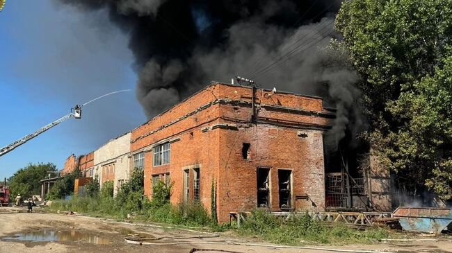 Место пожара в цехе по производству керамических плит в Химках