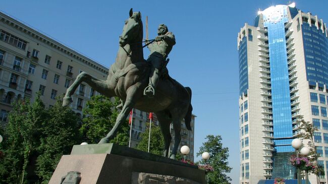 Памятник герою Отечественной войны 1812 года Петру Ивановичу Багратиону на Кутузовском проспекте в Москве
