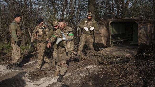 Раненые украинские военнослужащие под Артемовском