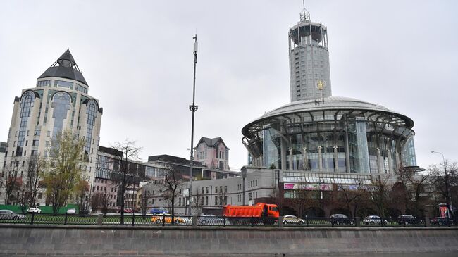 Космодамианская набережная в Москве. На первом плане справа: Московский международный дом музыки.