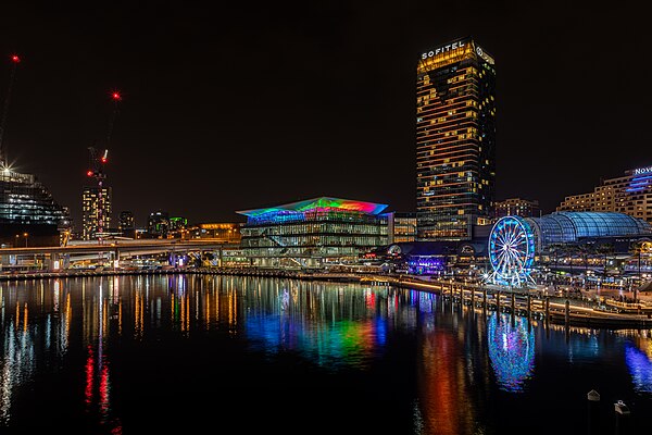 Noite em Darling Harbour, Sydney, Nova Gales do Sul, Austrália. O Darling Harbour é um porto adjacente ao centro da cidade de Sydney, formado por uma grande área recreativa e de pedestres situada na periferia oeste do distrito comercial central de Sydney. (definição 6 700 × 4 467)