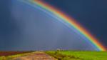 Heller Regenbogen vor dunklem Himmel