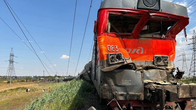 Место схода пассажирского поезда с рельсов в Волгоградской области