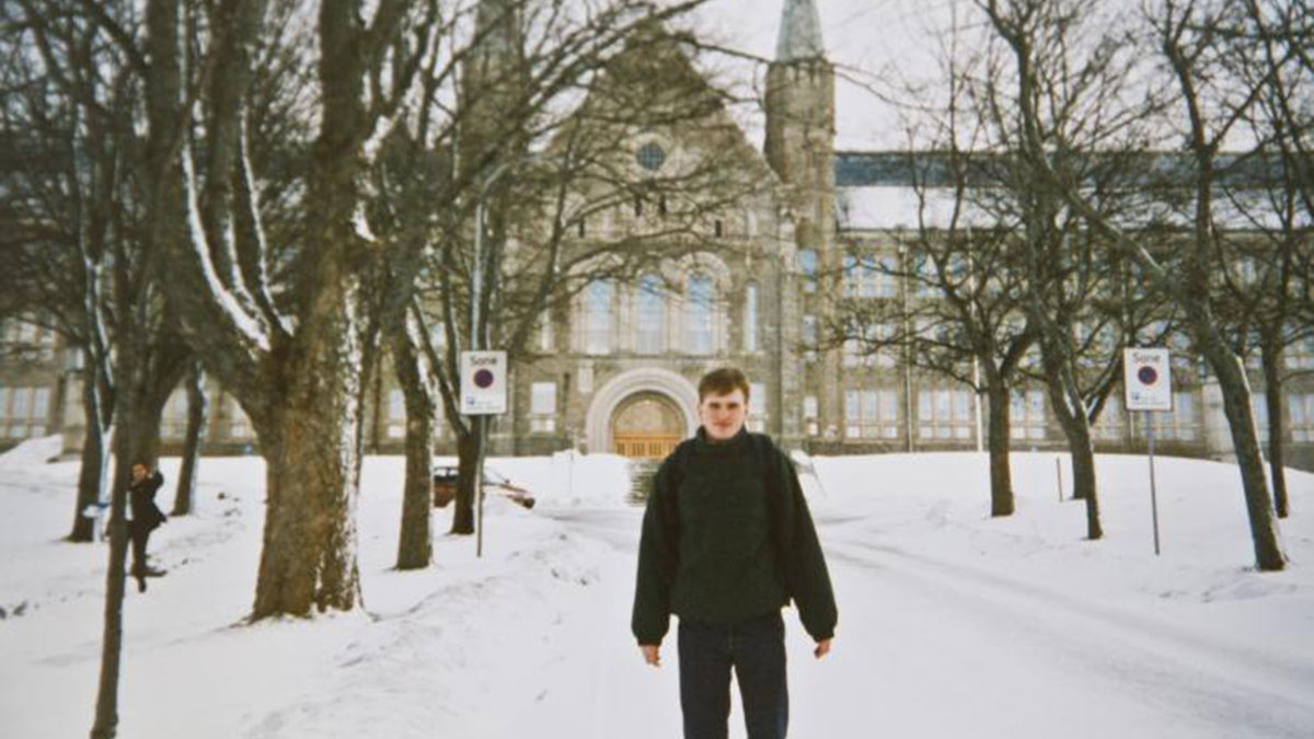 Picture of Steffen outside NTNU in Trondheim.