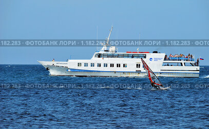 Черное море. Белый теплоход