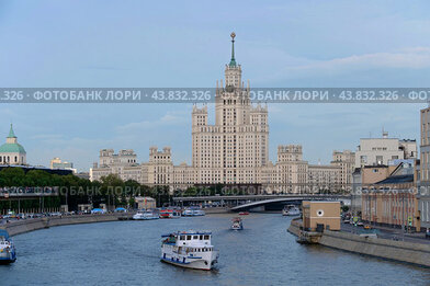 Вид на высотное здание на Котельнической набережной. Пейзаж Москва-река.